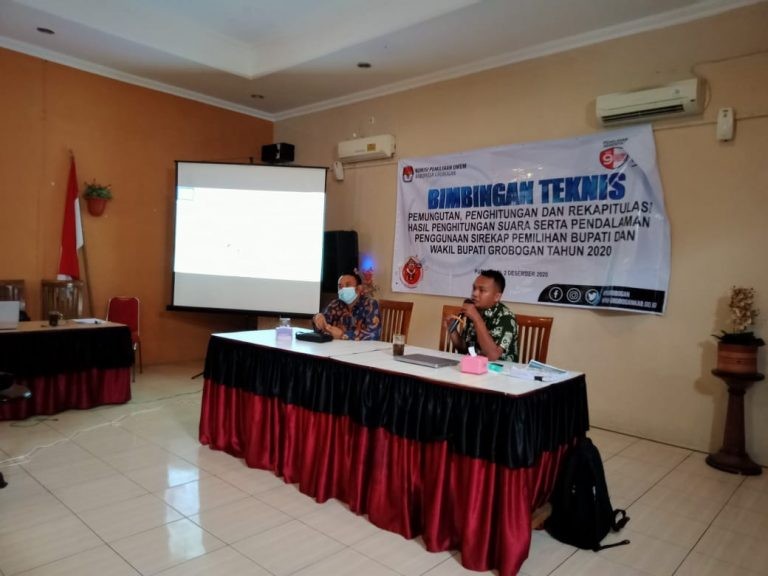 Komisioner KPU Grobogan, Suwiknyo, saat memberikan paparan kepada para peserta bimtek.